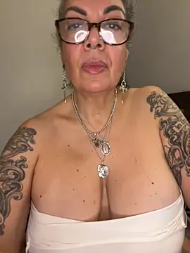 dieseldame1313 online show from 11/09/25, 12:42