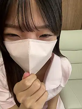 Snapshot of y_yunchan chatting on 10/28/25, 01:09 y yunchan online show from 10/28/25, 01:09