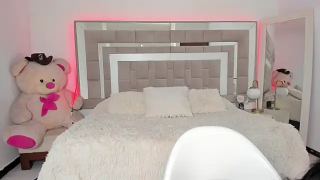 Snapshot of Natti_london chatting on 09/14/25, 02:49 Natti london online show from 09/14/25, 02:49