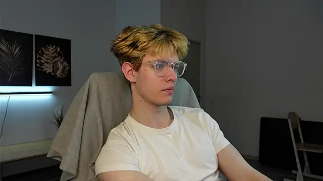 Logan Fraser online show from 10/04/25, 06:22