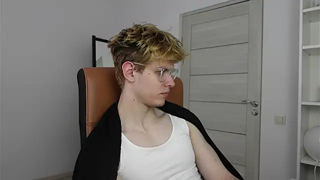 Logan Fraser online show from 10/05/25, 12:25