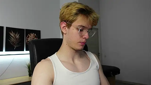 Logan Fraser online show from 10/07/25, 07:49