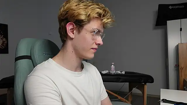 Logan Fraser online show from 10/14/25, 01:45