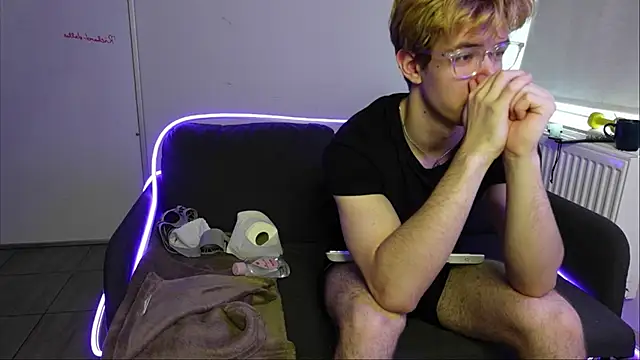 Logan Fraser online show from 10/15/25, 01:44