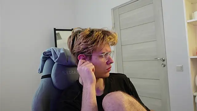 Logan Fraser online show from 10/18/25, 01:23