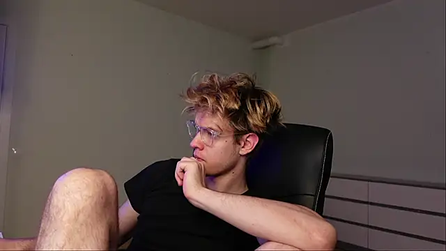 Logan Fraser online show from 10/23/25, 06:13