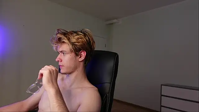 Logan Fraser online show from 10/25/25, 01:18