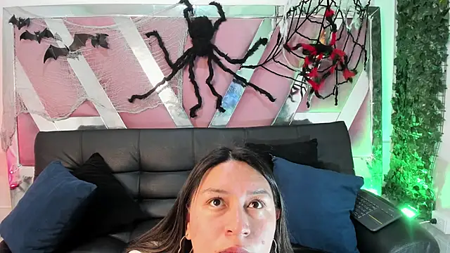 BellaRoux1 online show from 10/06/25, 12:13