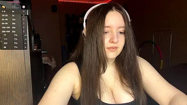 LauretteRagar online show from 10/27/25, 06:23