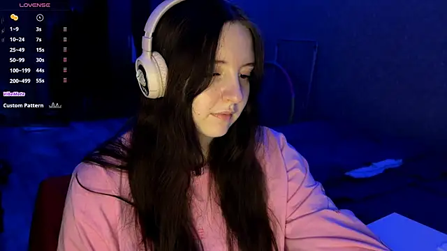 LauretteRagar online show from 11/18/25, 06:23