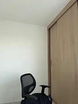 Snapshot of LauraCatalina chatting on 10/24/25, 12:01 LauraCatalina online show from 10/24/25, 12:01