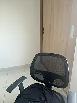 Snapshot of LauraCatalina chatting on 10/29/25, 12:07 LauraCatalina online show from 10/29/25, 12:07