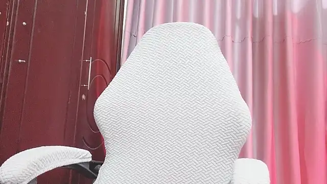 Snapshot of Vessi-babe chatting on 09/20/25, 03:02 Vessi-babe online show from 09/20/25, 03:02