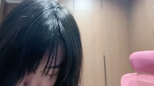 Snapshot of Lilium-520 chatting on 12/17/25, 11:16 Lilium-520 online show from 12/17/25, 11:16