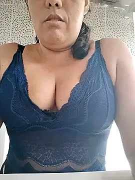 Snapshot of Bellapotencia1985 chatting on 10/31/25, 10:38 Bellapotencia1985 online show from 10/31/25, 10:38