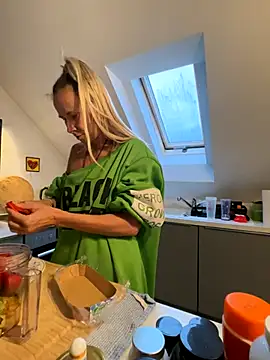 blondi2077 online show from 10/09/25, 03:43