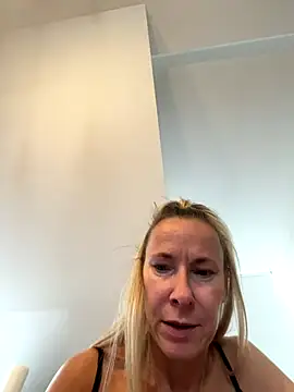 blondi2077 online show from 10/11/25, 10:47