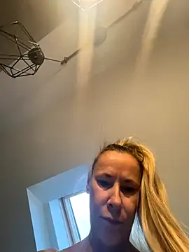 blondi2077 online show from 10/25/25, 01:29