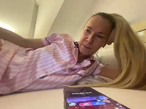 blondi2077 online show from 10/26/25, 10:04