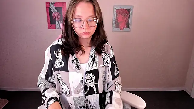 Noora Moore online show from 09/12/25, 12:55