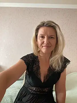 Snapshot of AliceSwan4011 chatting on 09/13/25, 01:44 AliceSwan4011 online show from 09/13/25, 01:44