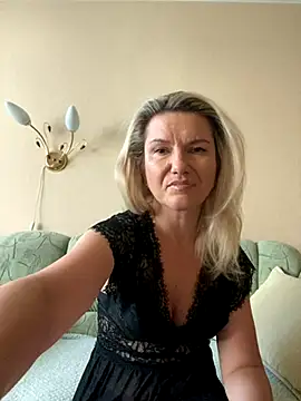 Snapshot of AliceSwan4011 chatting on 09/19/25, 02:51 AliceSwan4011 online show from 09/19/25, 02:51