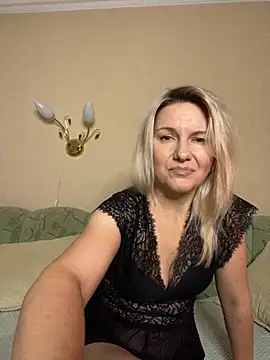 Snapshot of AliceSwan4011 chatting on 10/17/25, 03:53 AliceSwan4011 online show from 10/17/25, 03:53