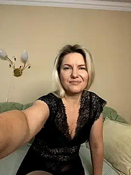 Snapshot of AliceSwan4011 chatting on 10/27/25, 01:26 AliceSwan4011 online show from 10/27/25, 01:26