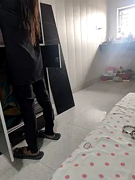 Snapshot of Radhika_01 chatting on 11/13/25, 04:33 Radhika 01 online show from 11/13/25, 04:33