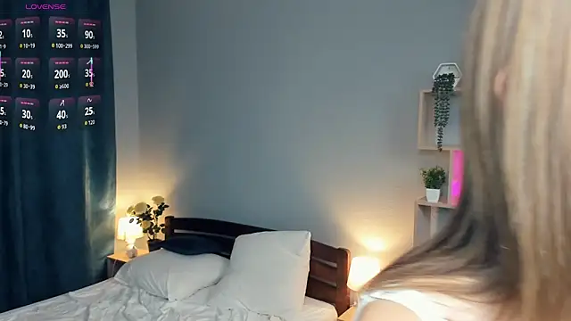 Snapshot of IsaVesco chatting on 09/28/25, 07:19 IsaVesco online show from 09/28/25, 07:19