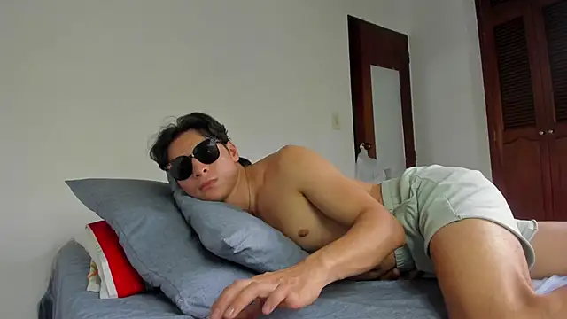 Snapshot of AlexanderHall chatting on 12/13/25, 07:53 AlexanderHall online show from 12/13/25, 07:53