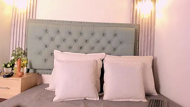 ValeriaJulio  online show from 10/21/25, 06:08