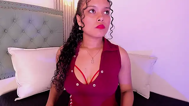 Snapshot of ValeriaJulio_ chatting on 11/11/25, 07:25 ValeriaJulio online show from 11/11/25, 07:25