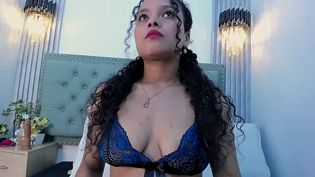 Snapshot of ValeriaJulio_ chatting on 11/12/25, 07:24 ValeriaJulio online show from 11/12/25, 07:24