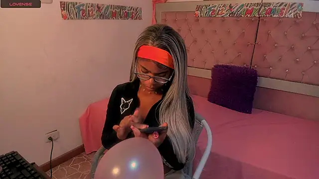 Snapshot of Luna_Colinns chatting on 09/30/25, 12:43 Luna Colinns online show from 09/30/25, 12:43