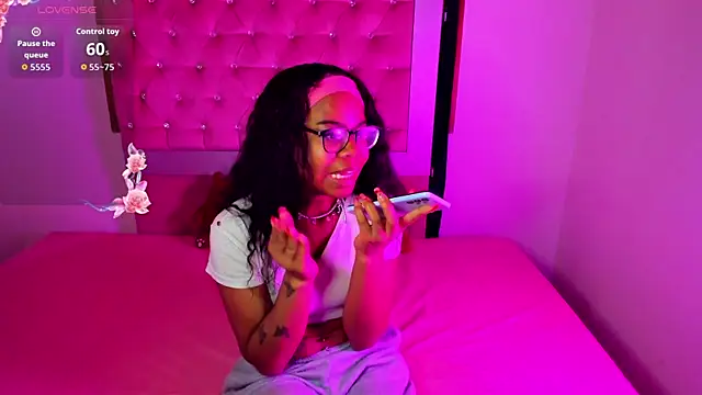 Snapshot of Luna_Colinns chatting on 10/21/25, 12:06 Luna Colinns online show from 10/21/25, 12:06