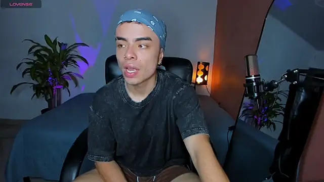 Snapshot of obzidyan chatting on 10/22/25, 10:20 obzidyan online show from 10/22/25, 10:20