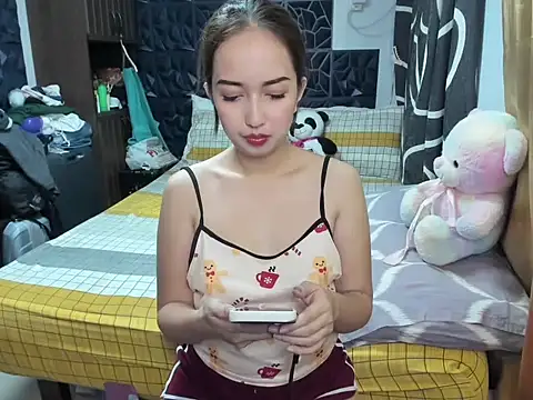 Snapshot of Soft_Angel8 chatting on 11/04/25, 01:43 Soft Angel8 online show from 11/04/25, 01:43