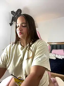 Snapshot of Andrea-Lu chatting on 09/30/25, 02:38 Andrea-Lu online show from 09/30/25, 02:38