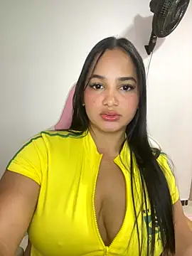 Snapshot of Andrea-Lu chatting on 10/25/25, 01:02 Andrea-Lu online show from 10/25/25, 01:02