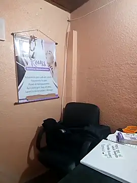 Snapshot of Mia-Glow chatting on 11/10/25, 12:59 Mia-Glow online show from 11/10/25, 12:59