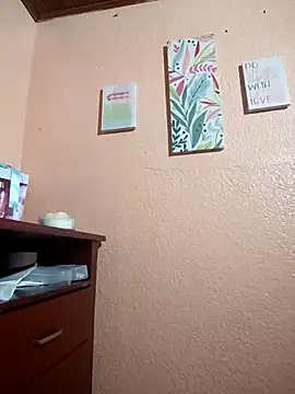 Snapshot of Mia-Glow chatting on 11/11/25, 12:27 Mia-Glow online show from 11/11/25, 12:27