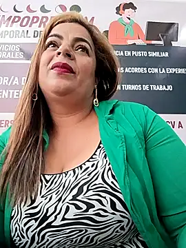 Snapshot of Mia-Glow chatting on 11/13/25, 12:15 Mia-Glow online show from 11/13/25, 12:15