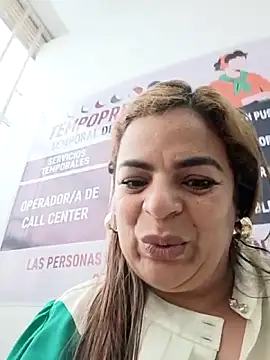 Snapshot of Mia-Glow chatting on 11/14/25, 12:04 Mia-Glow online show from 11/14/25, 12:04