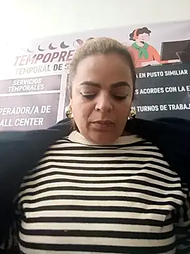 Snapshot of Mia-Glow chatting on 11/15/25, 12:23 Mia-Glow online show from 11/15/25, 12:23