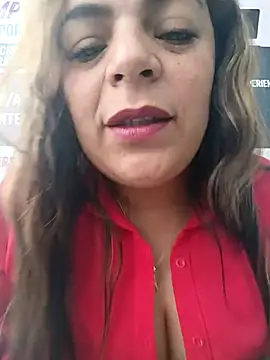 Snapshot of Mia-Glow chatting on 11/18/25, 12:31 Mia-Glow online show from 11/18/25, 12:31