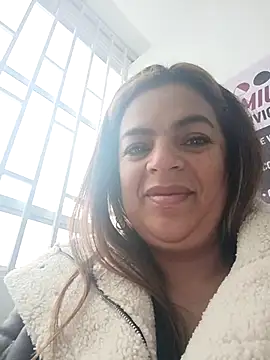 Snapshot of Mia-Glow chatting on 11/21/25, 12:04 Mia-Glow online show from 11/21/25, 12:04