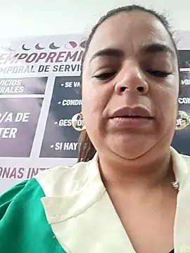 Snapshot of Mia-Glow chatting on 12/15/25, 12:09 Mia-Glow online show from 12/15/25, 12:09