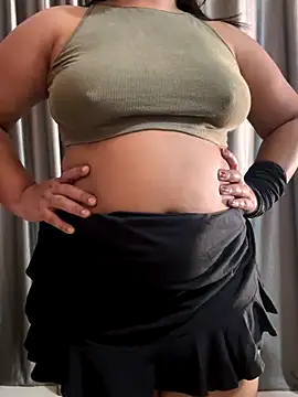 Snapshot of Maggi-is-back chatting on 11/27/25, 12:24 Maggi-is-back online show from 11/27/25, 12:24