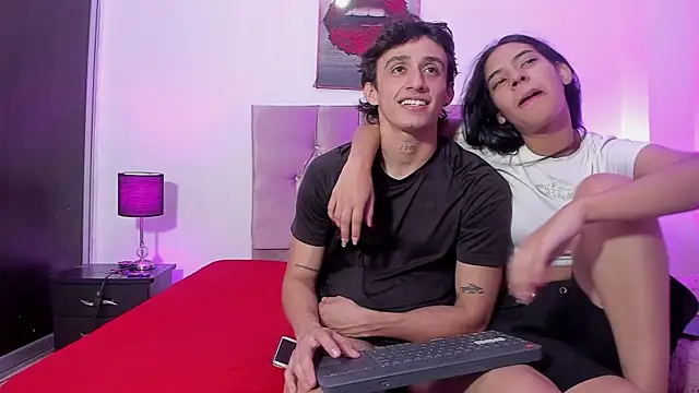 Snapshot of AndretiiAndCamila chatting on 10/04/25, 04:49 AndretiiAndCamila online show from 10/04/25, 04:49